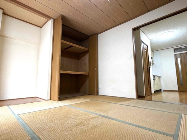 和室には、来客用のお布団など奥行のある押入れがあります。