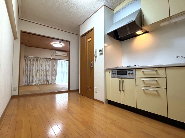 住戸の中心にあるダイニングキッチン。