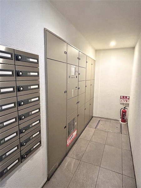 不在時の荷物の受取に便利な宅配ボックスもあります