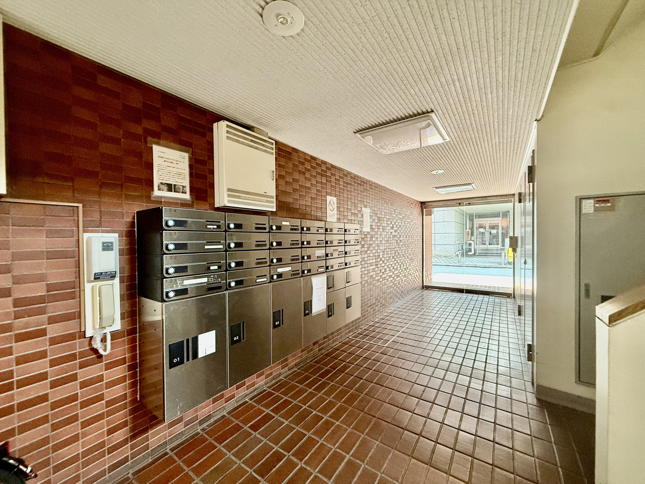 【エントランス】鍵を持ち運ぶ必要がない、ダイヤル式の集合ポストが採用されています。エレベーターが設置されているため、重い荷物を運ぶ際にもスムーズに住戸階まで移動できます。
