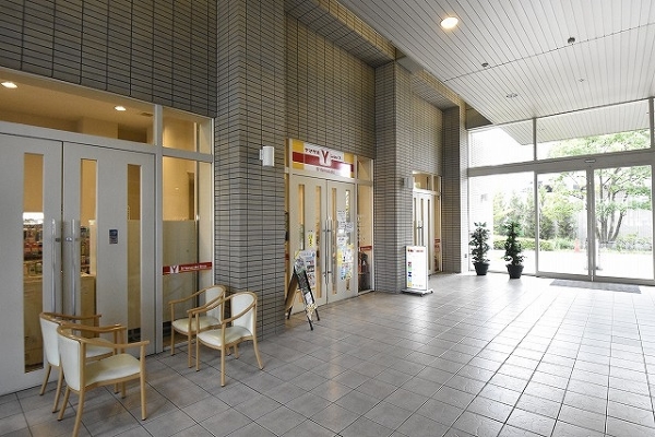 マンションエントランス部分にミニショップがございます！