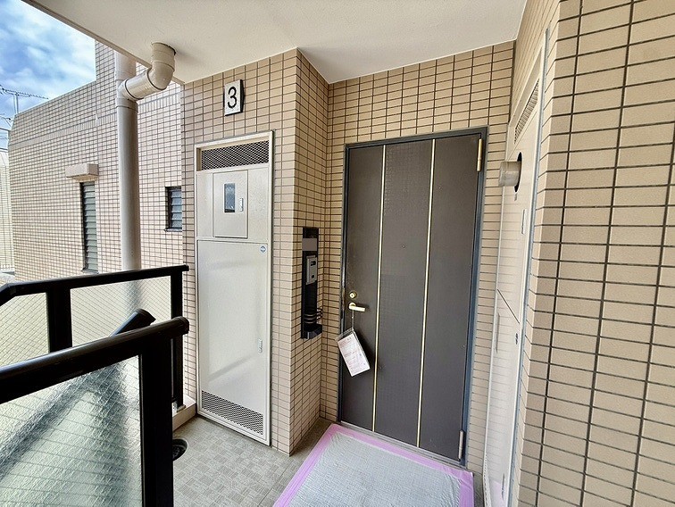 【アプローチ】玄関横には、来訪者の顔と声を確認してから対応できる、TVモニター付きインターホンが設置されています。防犯面に配慮された設備で、お子様が留守番される際にも役立ちます。