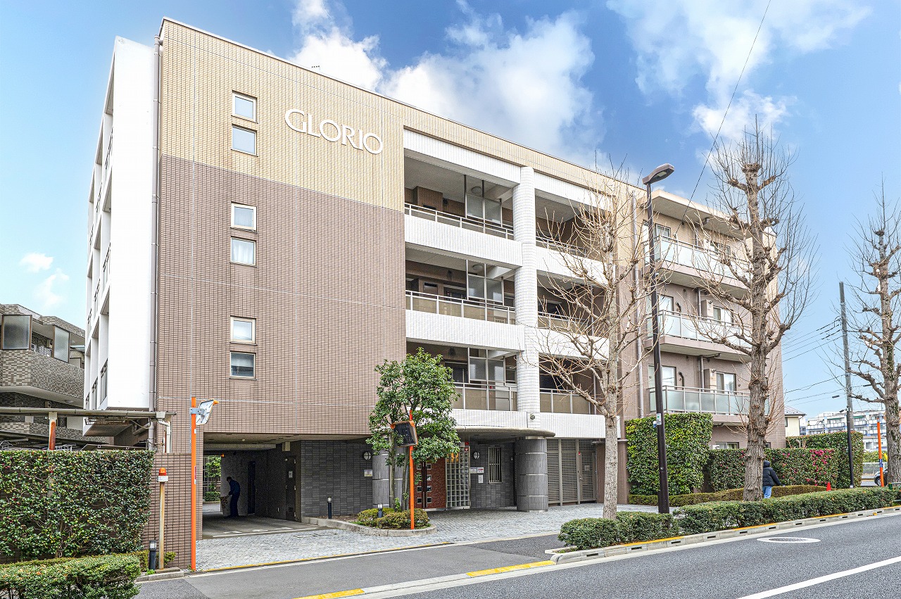 【グローリオ東伏見】西武新宿線「東伏見」駅まで徒歩9分。地上5階建マンションの2階部分に位置する、開放的な角住戸です。