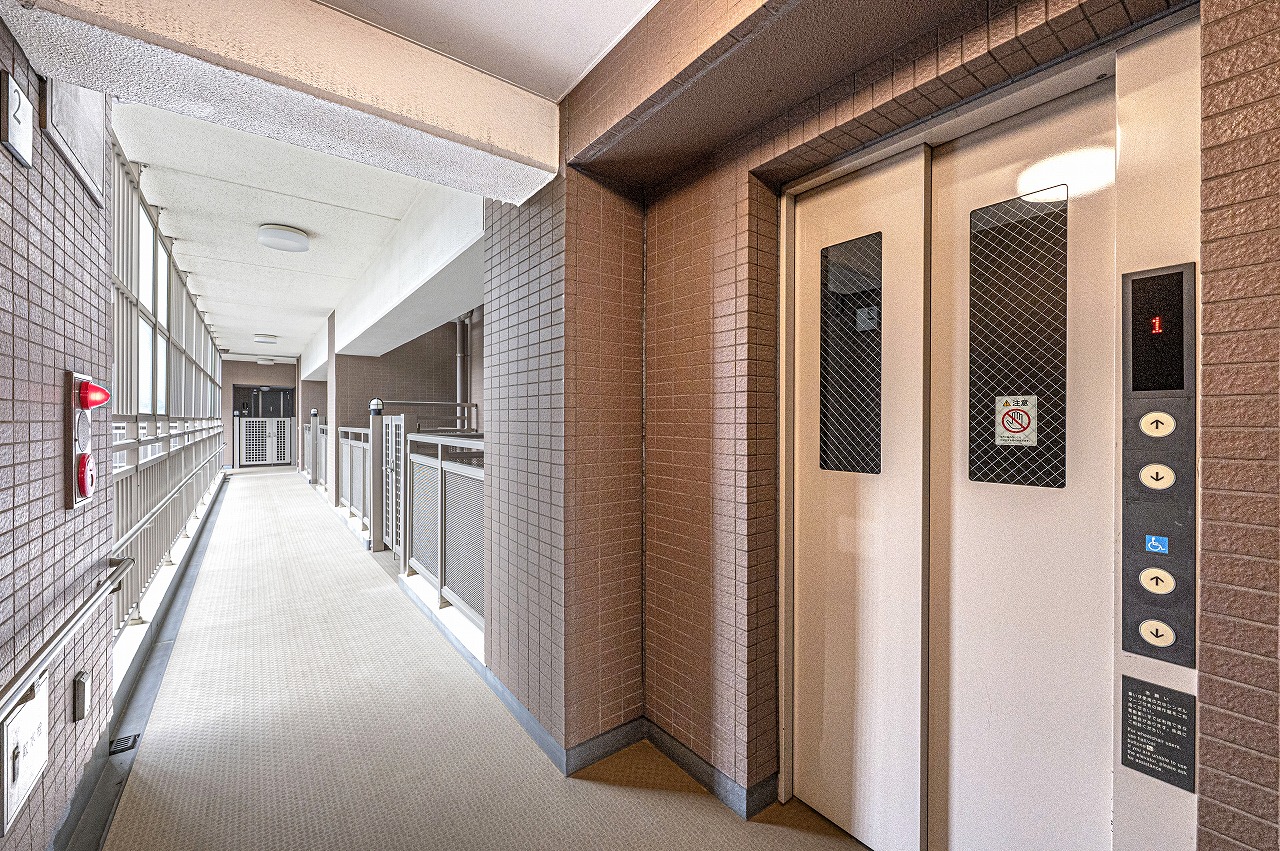 【エレベーターホール】エレベーターを利用可能なため、重い荷物を持っての移動もスムーズに行えます。ベビーカーで移動の際や、お買い物帰りなどに重宝します。