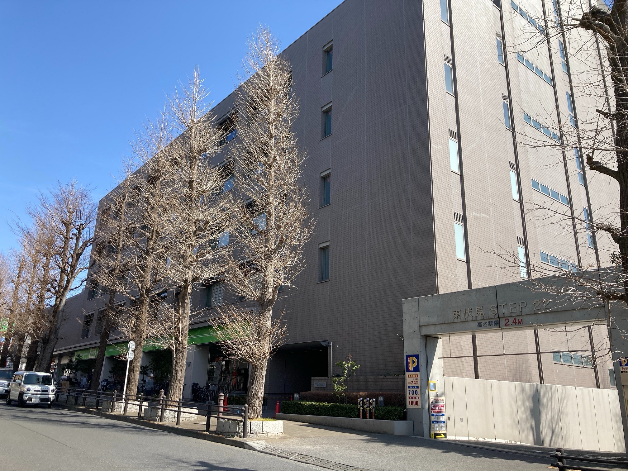 【コープみらいコープ東伏見店】徒歩10分(約790m)。駐車場が51台分あり、まとめ買いや雨の日のお買い物に便利です。HP上で、デジタルチラシを確認することができます。【営業時間】9:00～23:00