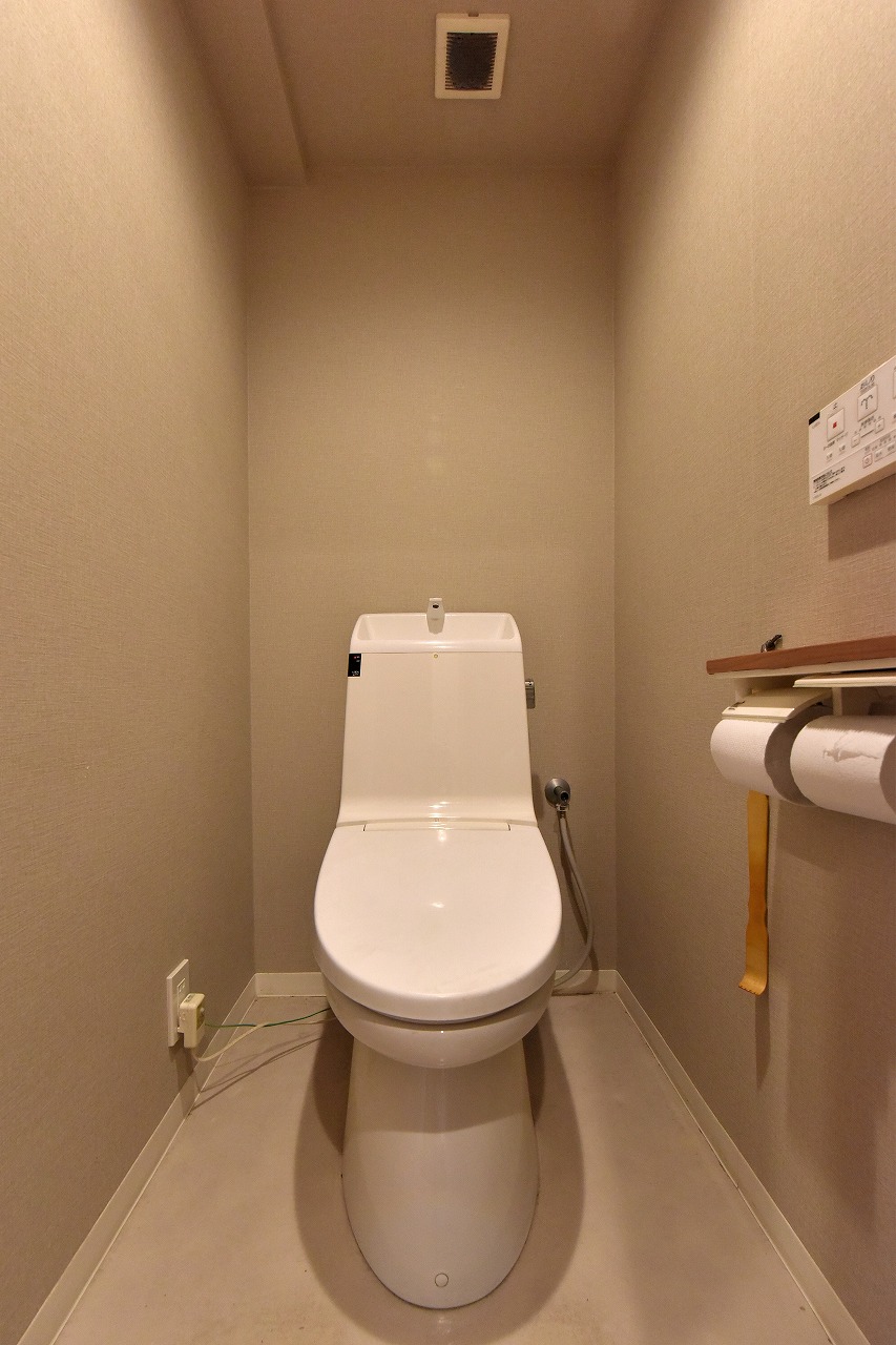 【トイレ】毎日清潔にご使用いただける温水洗浄便座付き。壁にリモコンが備え付けられており、操作がしやすいです。手洗い器一体型トイレのため、使用後すぐに手洗いできます。