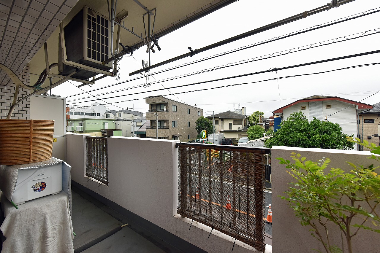 【住戸からの眺望写真】地上6階建の2階部分に位置します。南西向きのため、気持ちよく洗濯物を干すことができそうです。※眺望は将来にわたって保証するものではありません。