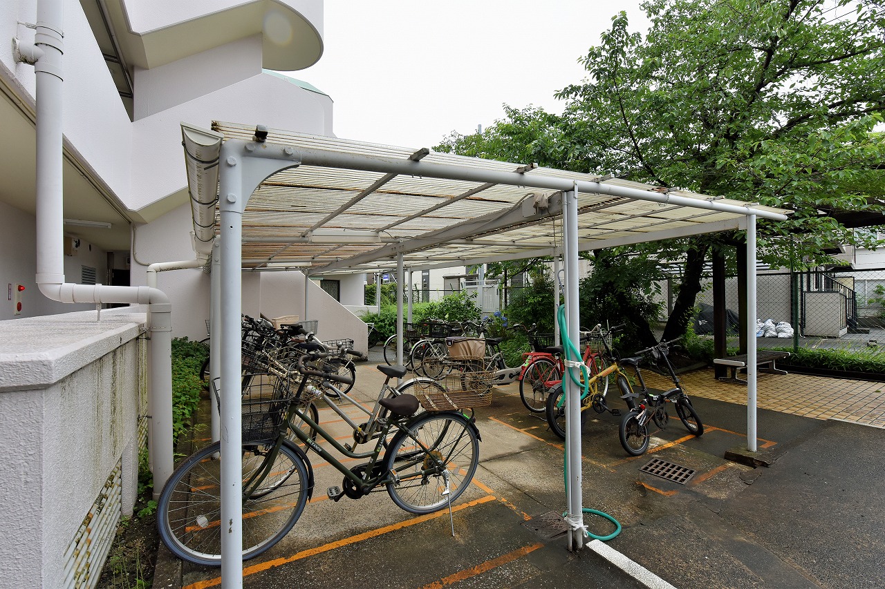 【駐輪場】マンション敷地内の駐輪場の様子です。空き状況や料金などはお気軽にお問い合わせくださいませ。