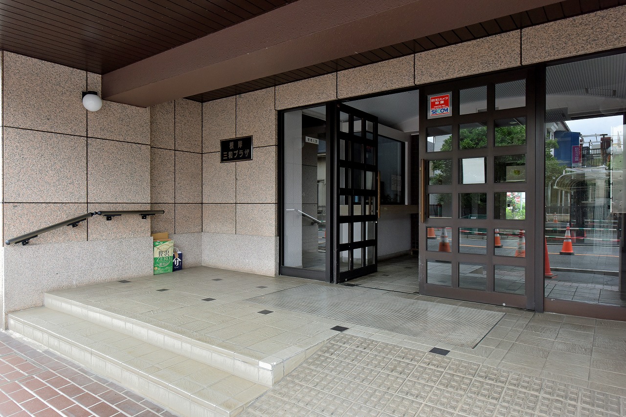 【エントランス】上部に屋根があり、雨の日に傘を出し入れする際も慌てずにすみます。