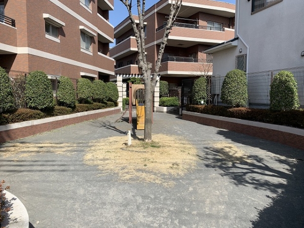 お子様が遊べる敷地内の公園