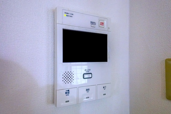 来訪者を確認できるモニター付インターホン