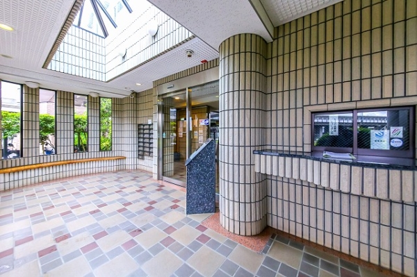 明るく開放的なエントランスホール