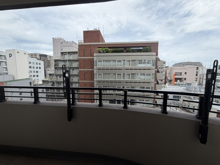 【住戸からの眺望】お部屋は7階に位置しています。晴れた日には気持ちのいい青空を見渡すことができます。※眺望は将来にわたって保証するものではありません。