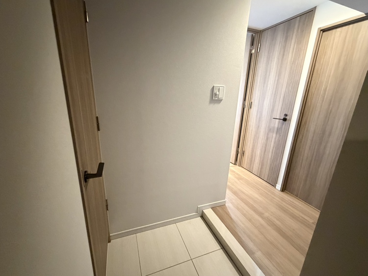【玄関】玄関から室内が見えにくい間取りです。プライバシーを守ることができます。収納が備わっており、すっきりとした空間を保つことができます。