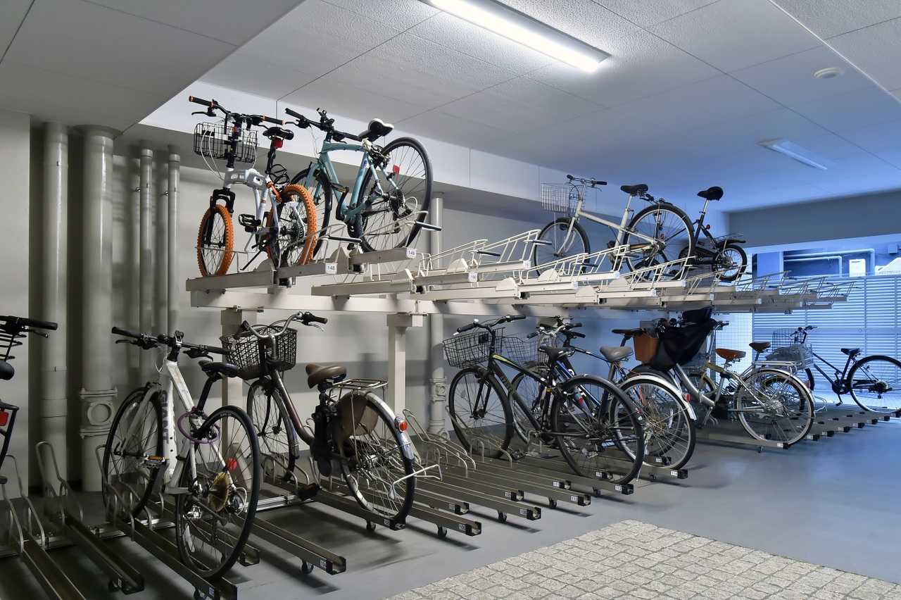 【駐輪場】雨風から自転車を守ることができる、屋根付きの駐輪場が備わっています。お天気の悪い日もスムーズに乗り降りできます。