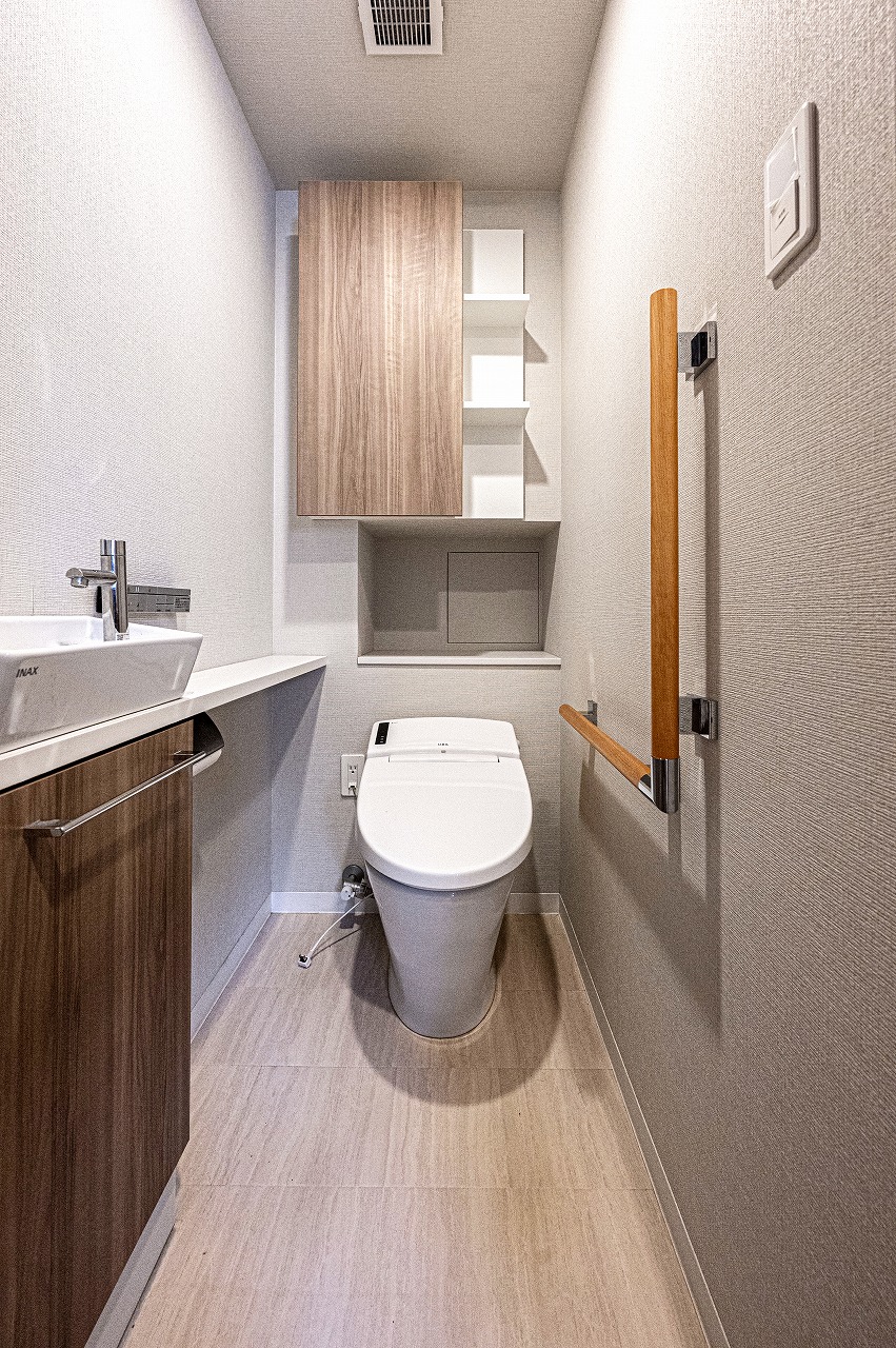 【トイレ】温水洗浄便座付きのトイレです。背面に収納があり、トイレットペーパーのストックに便利。手洗い器が設けられており、使用後すぐの手洗いが可能です。