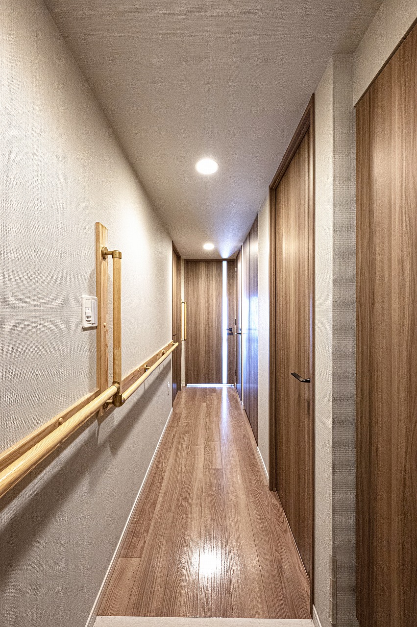 【廊下】廊下には手摺りが備わっており、小さなお子様やお年寄りの方の歩行をサポートしてくれます。廊下収納があり、掃除用具や生活用品のストックに重宝します。