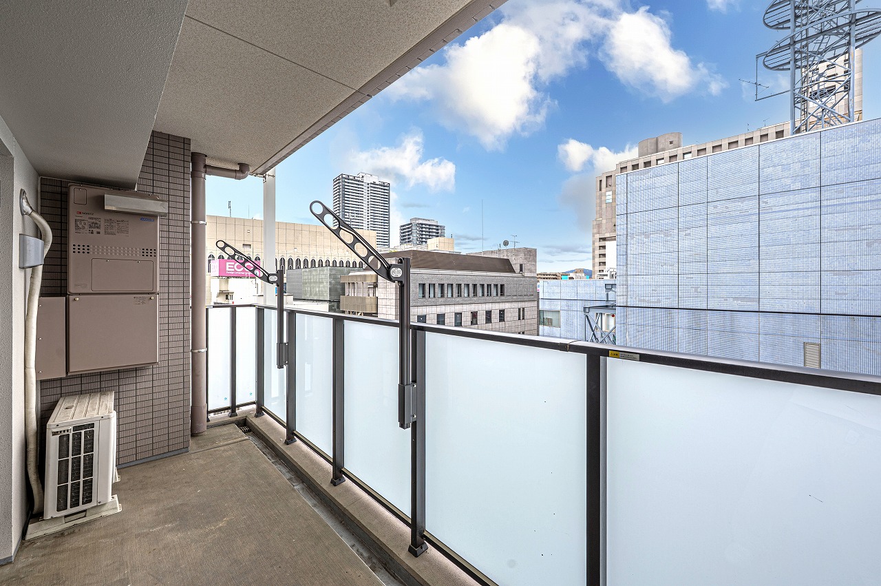 【住戸からの眺望写真】12階部分からの眺望です。周囲は商業施設や飲食店などが建ち並ぶ、商業地域です。※眺望は将来にわたって保証するものではありません。