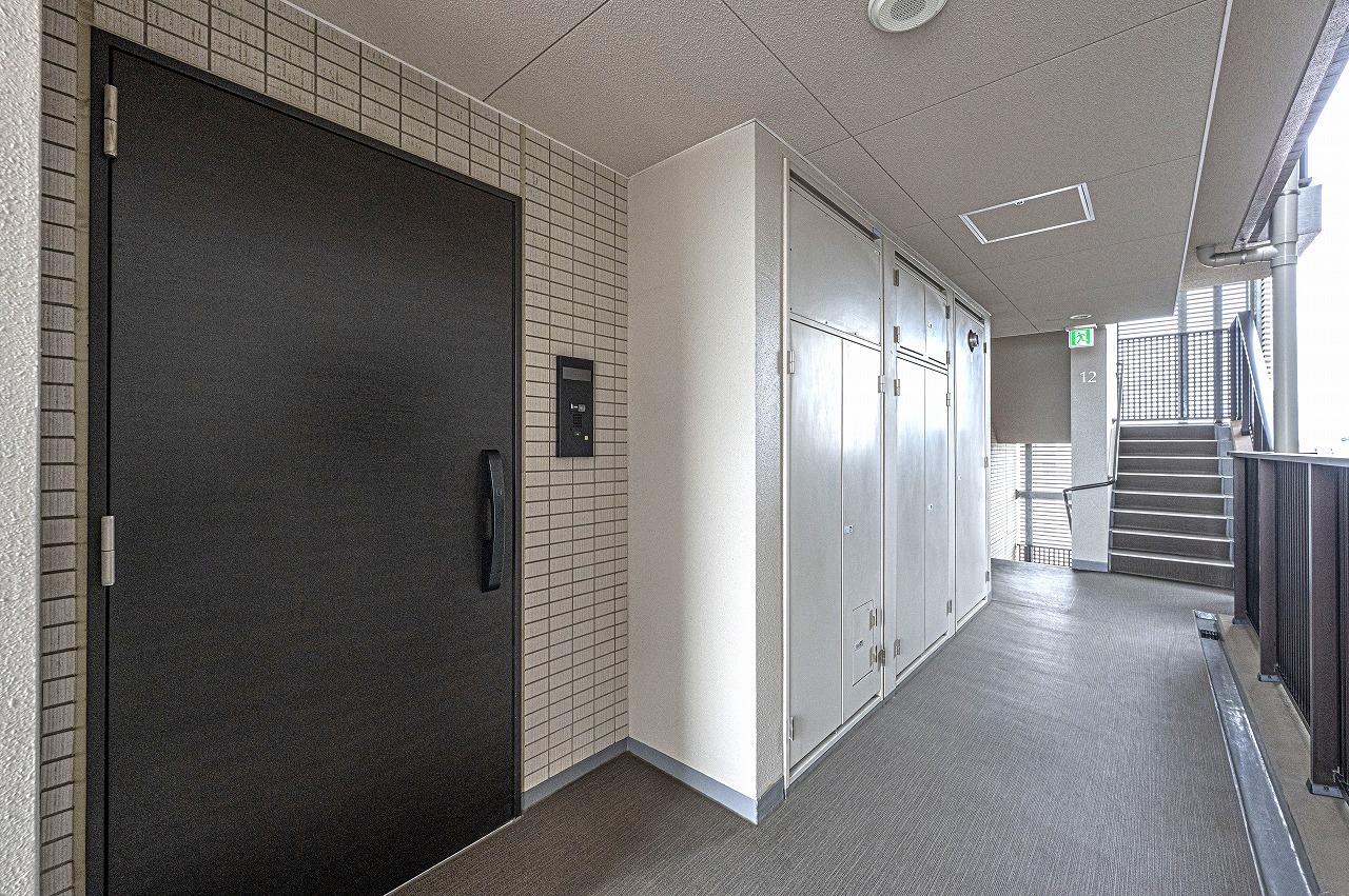 【玄関】ブラックカラーのスタイリッシュな玄関ドアです。角部屋のため比較的住人の往来が少なく、プライバシー性の高い環境です。