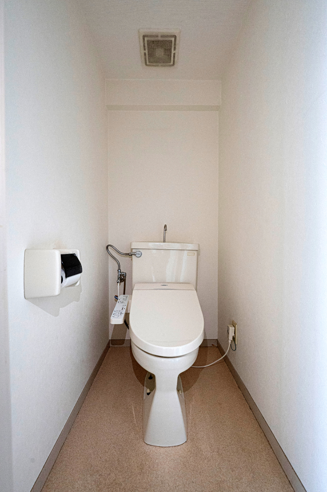 【トイレ】いつでも快適に使える温水洗浄便座付きのトイレ。2016年2月のリフォームにて、トイレ内のクッションフロアが貼り替えられています。