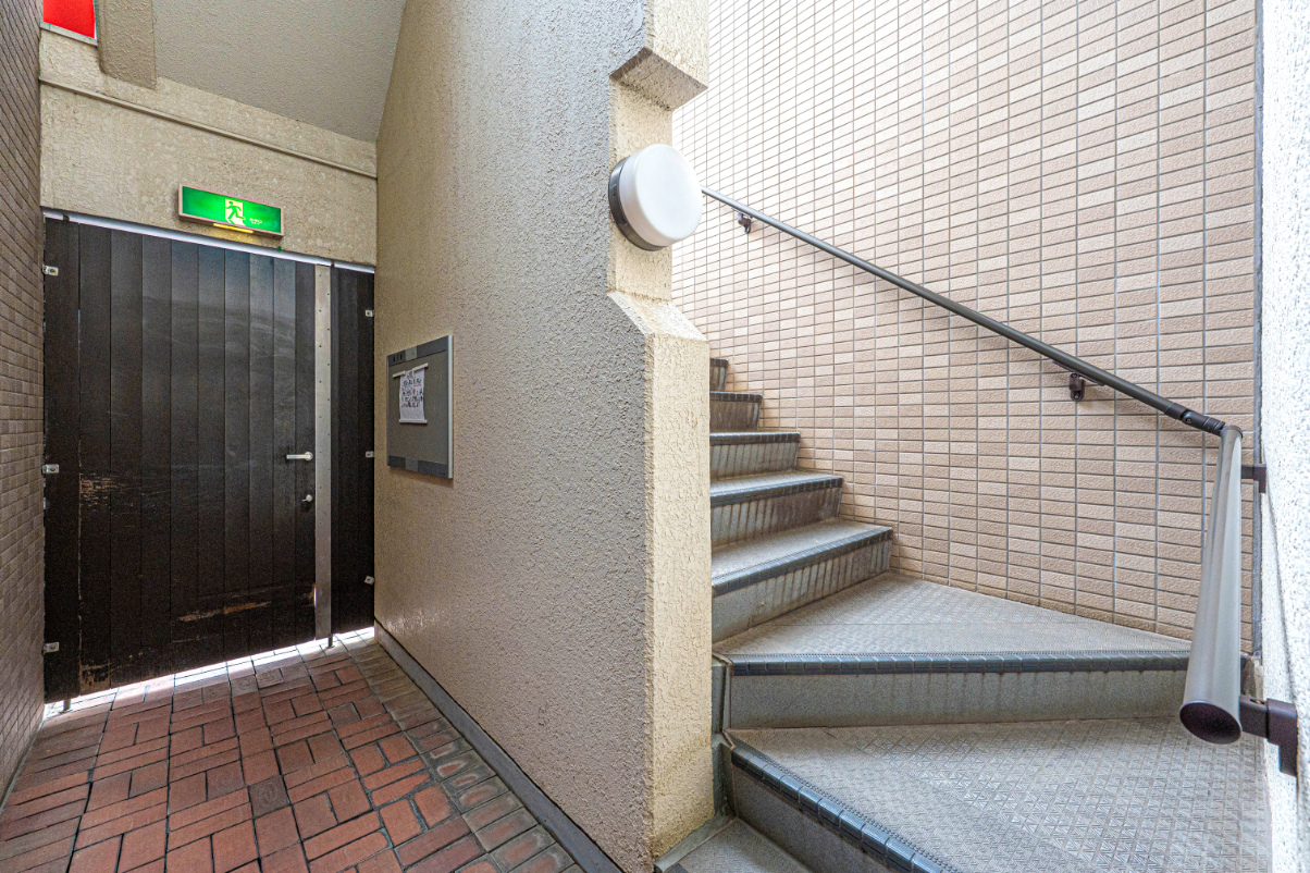 【階段】お部屋までは階段でアクセスします。毎日の上り下りがちょうどいい運動になりそうです。