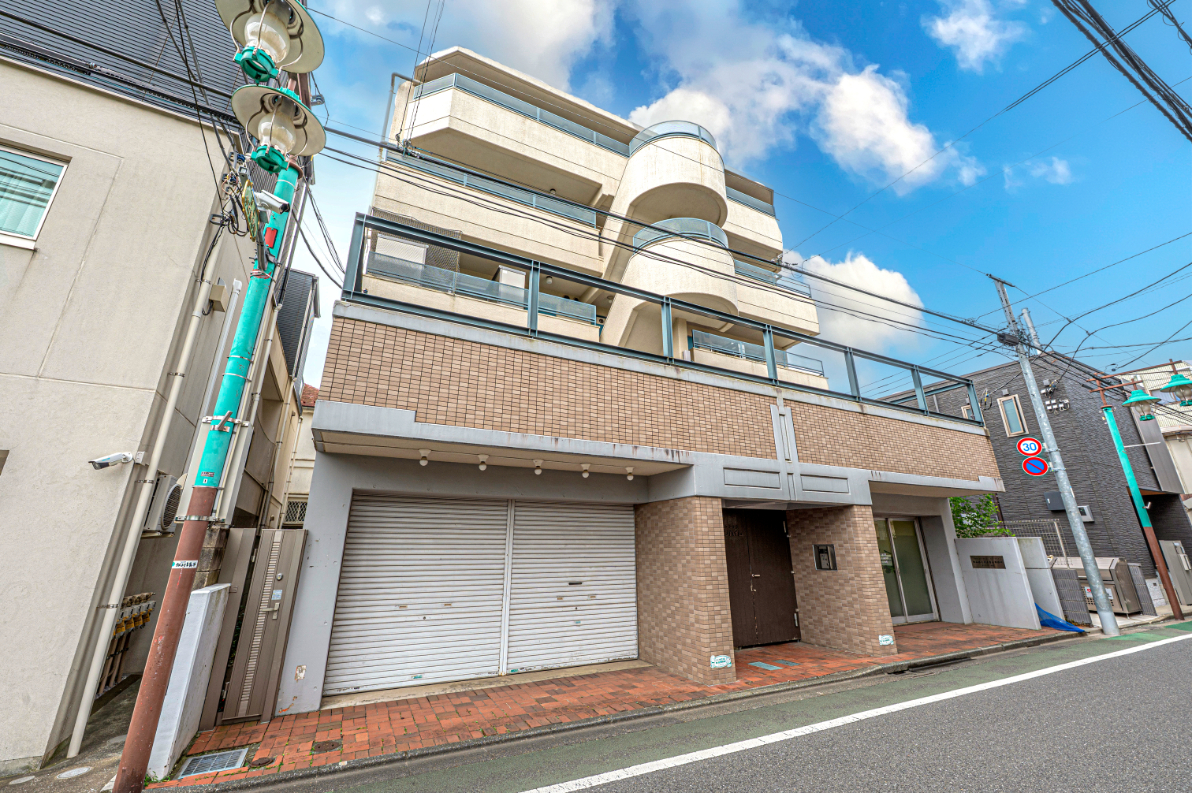 【現地外観写真】コンビニまで徒歩5分。徒歩圏内に内科クリニックもあり、急な体調不良のときも安心です。