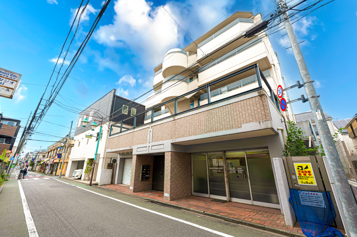 【現地外観写真】鉄筋コンクリート造、総戸数12戸のマンションです。ご内覧希望の方は、お気軽にお問い合わせくださいませ。