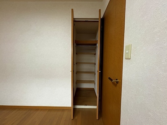 約5畳の洋室は奥行きのある収納付き。