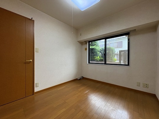 採光が入り込む約5畳の洋室。
