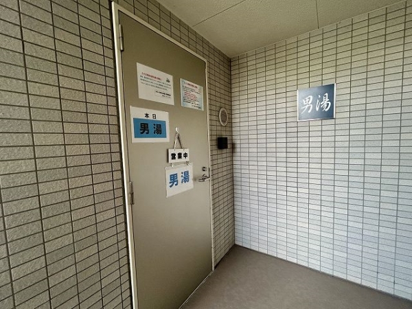 共用スパはサウナと露天風呂付き