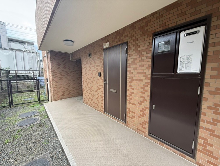 【玄関】1階部分の住戸です。買い物帰りなど、重い荷物を持っている際も移動がスムーズです。