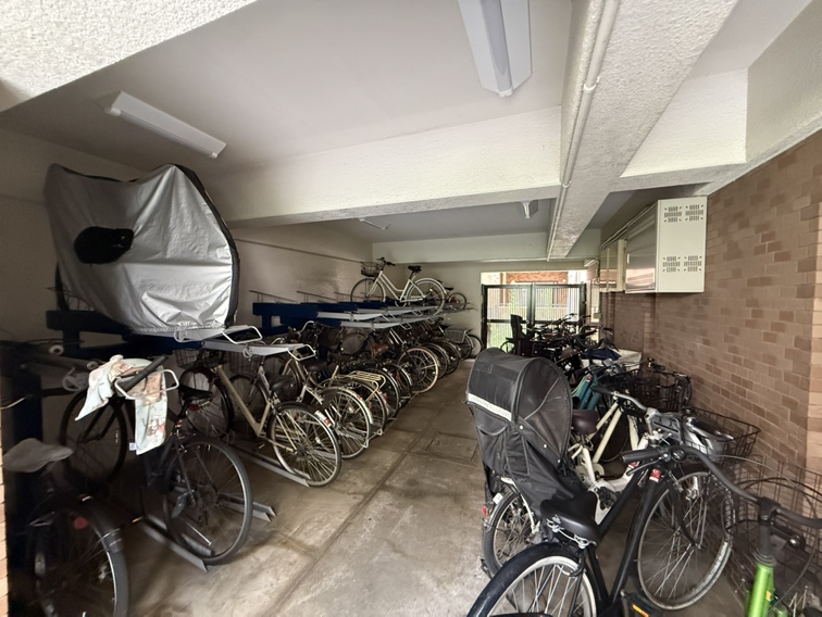 【駐輪場】雨風の影響を受けにくい、屋内型の駐輪場です。空き状況はお問合せください。
