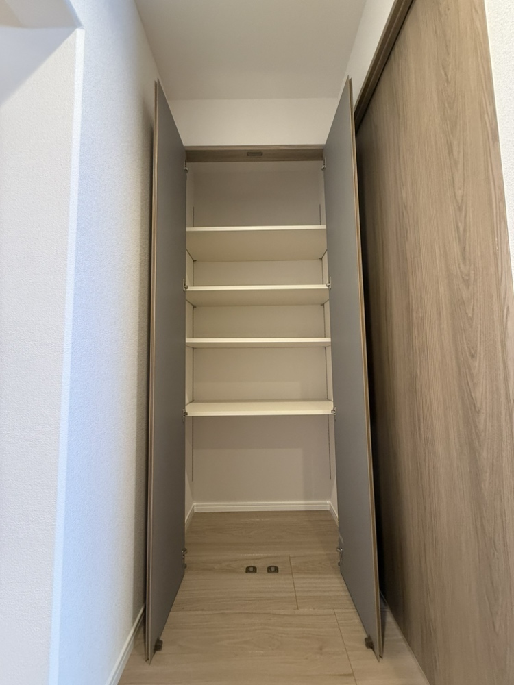 【物入/廊下】季節家電や小物などが整理できる収納スペースです。お部屋がすっきり片付き、住空間を広々と使えます。防災グッズや非常食の備蓄スペースとしても重宝します。
