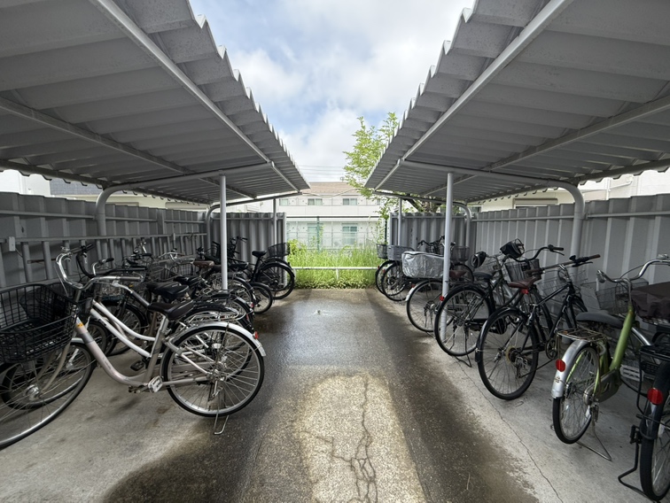 【駐輪場】敷地内に設置された、駐輪場です。屋根があり、雨から自転車を守れます。空き状況など、詳細はお気軽にお尋ねください。
