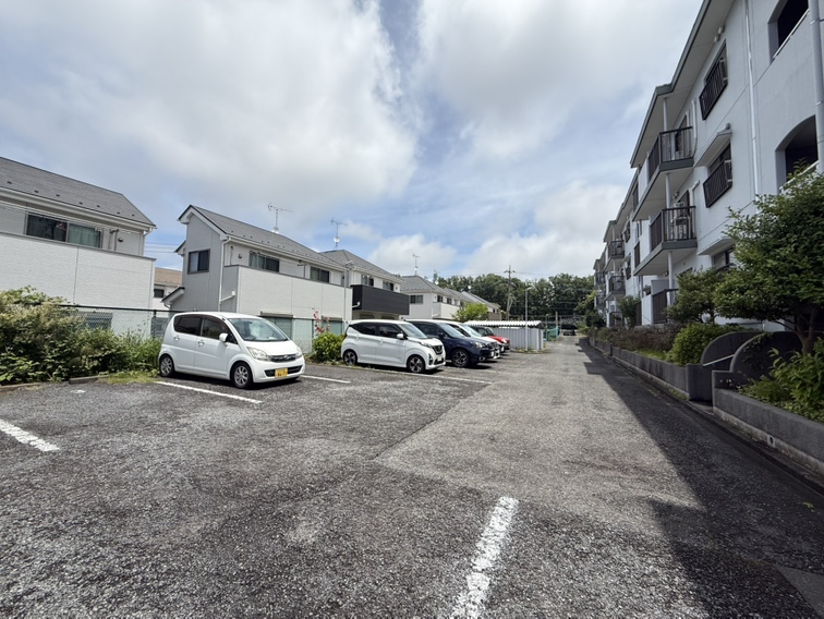【駐車場】マンション敷地内に駐車場が設置されています。駐車可能なサイズや料金など、詳細についてはお気軽にお問い合わせください。