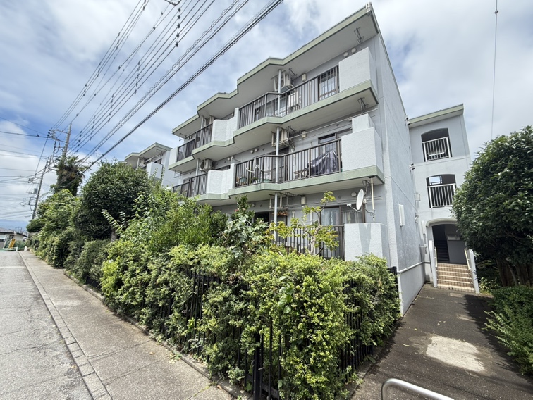 【現地外観】JR青梅線「拝島」駅まで徒歩6分。総戸数21戸、鉄筋コンクリート造3階建の3階に位置している、3LDKの角住戸です。コンビニ・保育園・小学校などが徒歩10分圏内にあります。