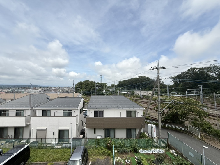 【住戸からの眺望】3階部分、北側の眺望です。街並みを眺めながらほっと一息リフレッシュできそうです。南向きバルコニーも備わっています。※眺望は将来にわたって保証するものではありません。