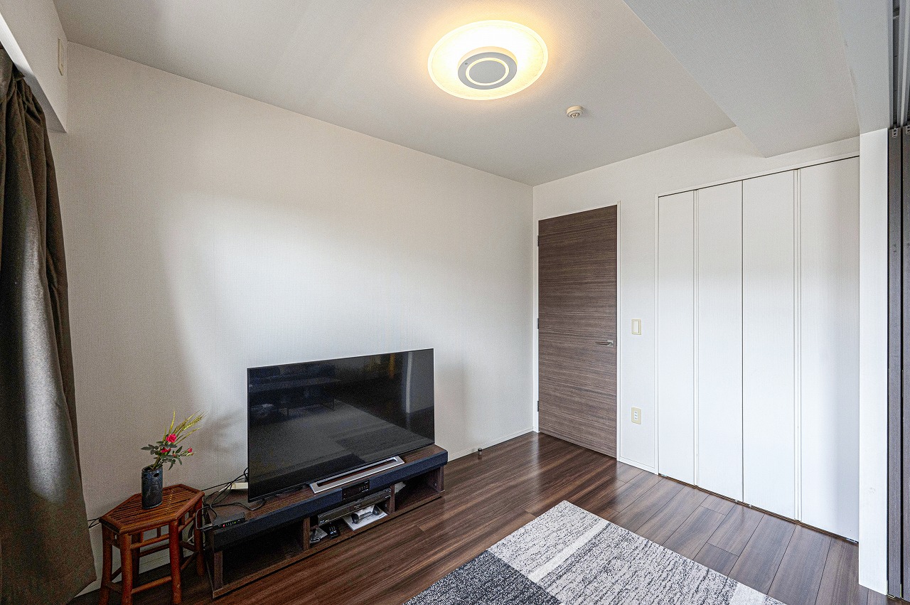 【洋室/約5.1帖】クローゼットが備わっているため、住空間を有効にすっきりと保つことができます。シックな印象のフローリングが映えるおしゃれな内装で、お部屋作りを楽しめそうです。