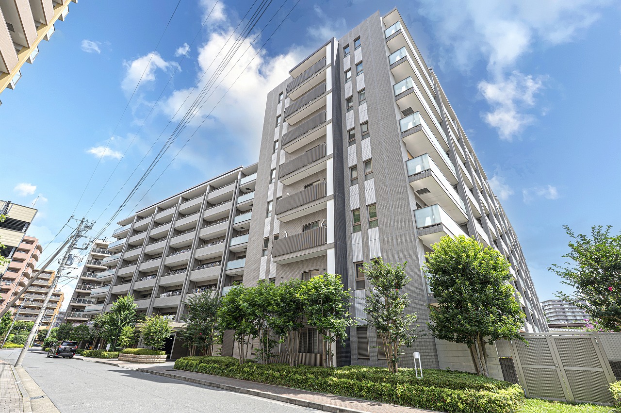 【外観写真】地上8階建て、総戸数136戸の明和地所分譲「クリオ」マンションシリーズ。西武拝島線/多摩モノレール「玉川上水」駅まで徒歩5分の立地です。