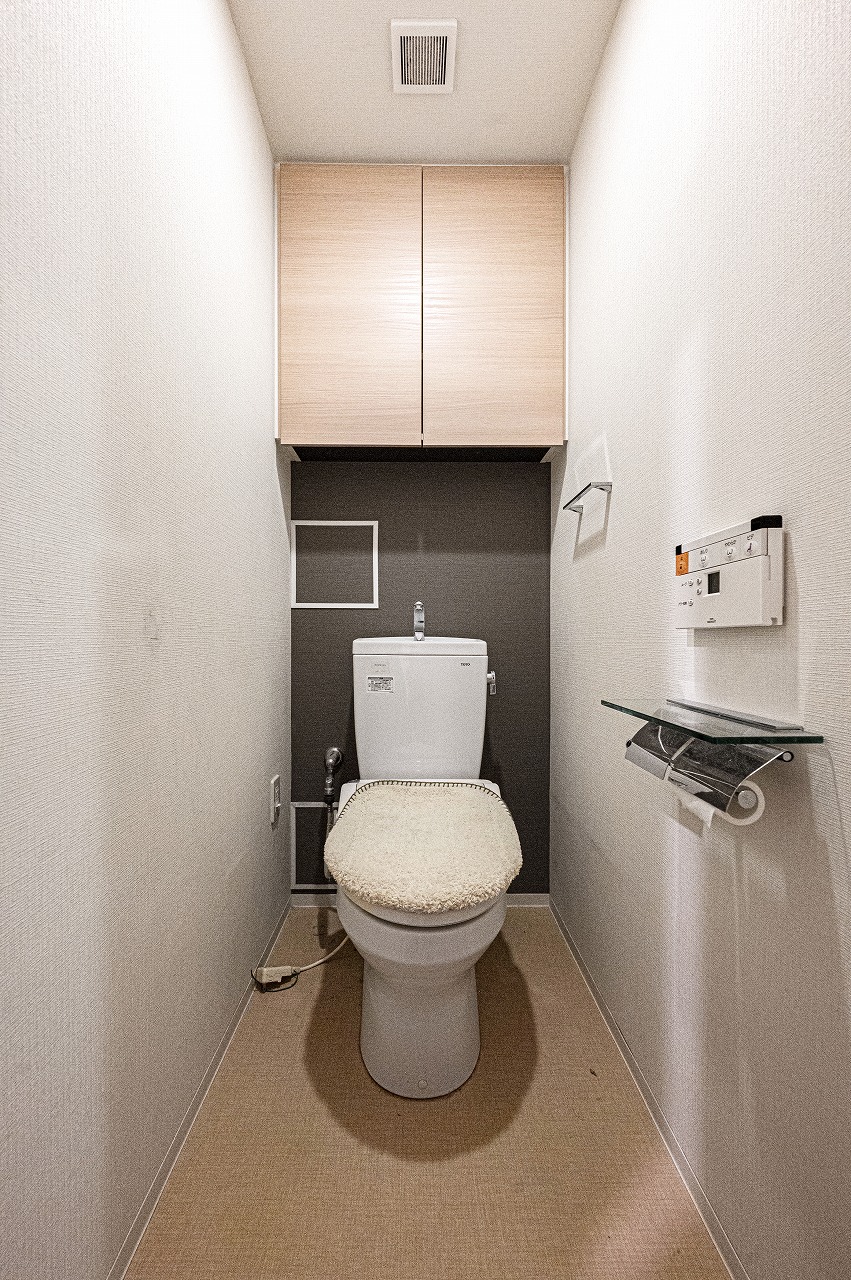 【トイレ】温水洗浄便座付き。毎日快適にお使いいただけます。壁面に設置されたリモコンで、洗浄の強さ・位置などを調整可能です。