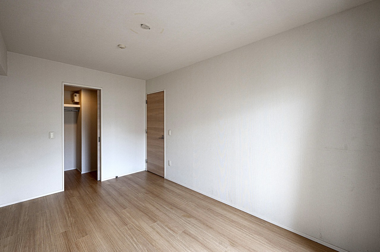 【洋室/約7.6帖】大きなベッドなども配置しやすい広さの洋室。ご夫婦やご家族の寝室としてご活用いただけます。衣類・バッグなどをまとめてしまっておけるWIC付きです。