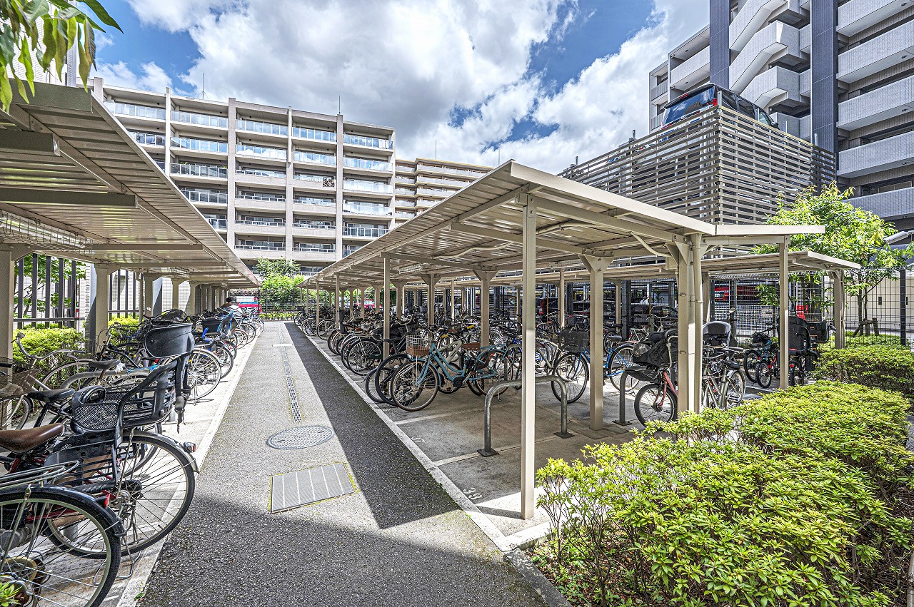【駐輪場】自転車を雨や紫外線から守ってくれる屋根付きの駐輪場です。使用料は月額200円。詳細はお気軽にお問い合わせください。