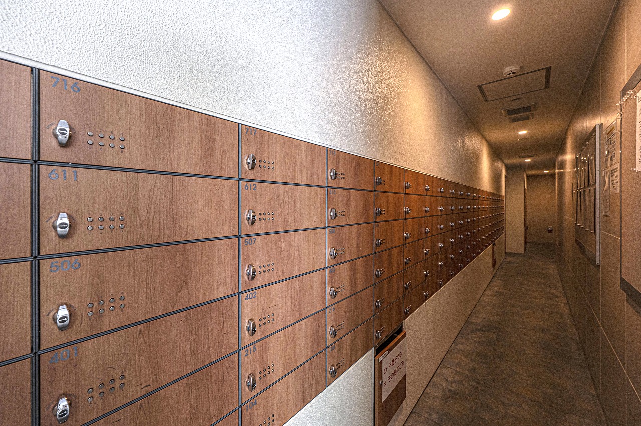 【宅配ロッカー】書留郵便の受取や宅配便の発送機能、クリーニングの受取機能などが備わっている多機能ロッカーです。在宅・不在にかかわらず荷物を受け取ることができ、再配達の手間も省けます。