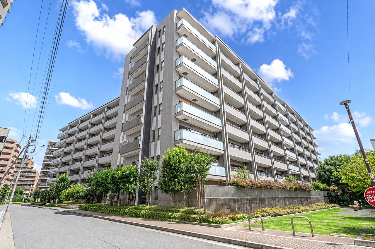 【外観写真】地上8階建て、総戸数136戸の明和地所分譲「クリオ」マンションシリーズ。西武拝島線/多摩モノレール「玉川上水」駅まで徒歩5分の立地です。