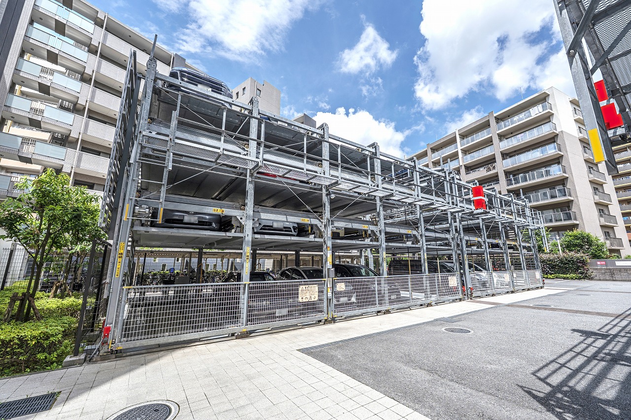 【機械式駐車場】防犯性の高い機械式駐車場が設けられています。空き状況・利用料など、詳しくはお気軽にお問い合わせください。
