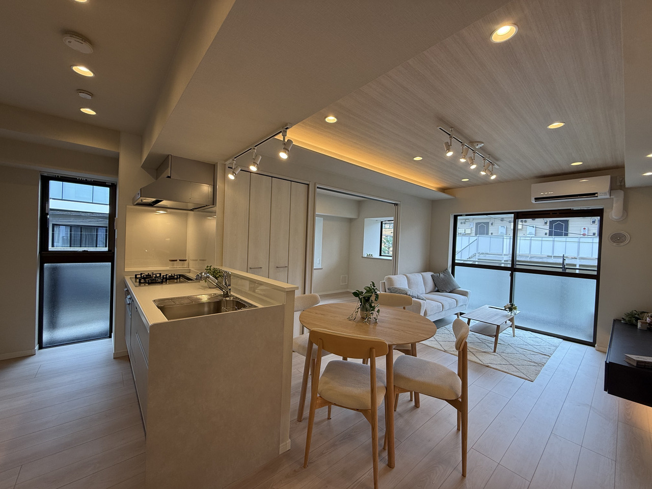 【セザール高井戸ガーデン】鉄筋コンクリート造5階建の2階部分。総戸数16戸。京王井の頭線「高井戸」駅まで徒歩4分。通勤・通学やお出掛けにも便利な立地です。
