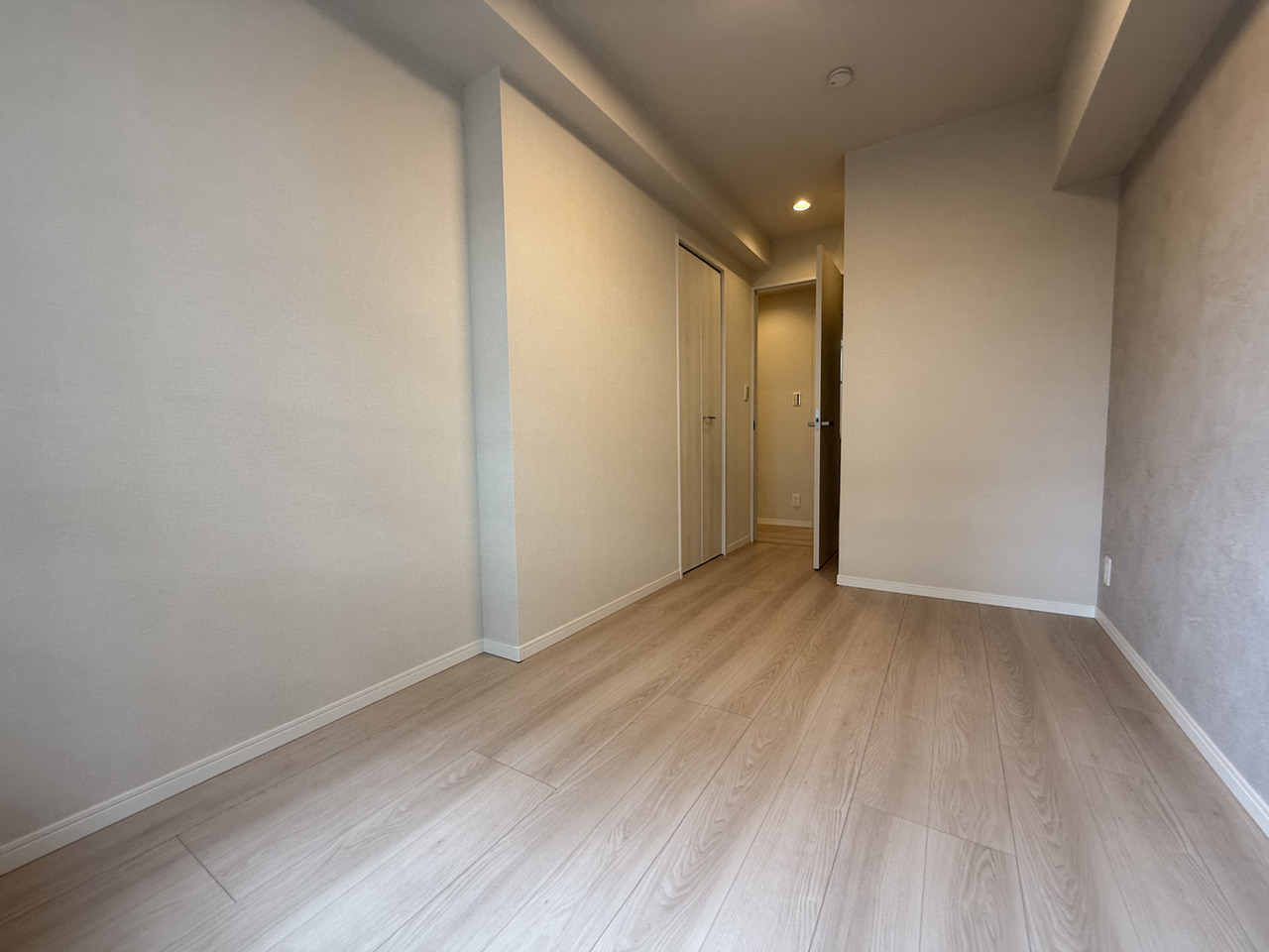 【洋室(約5.1帖)】各洋室はクローゼット付きなので、住空間を有効にすっきりと保つことができます。