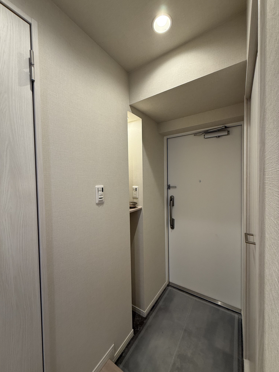 【玄関】玄関ドアは、防犯面に配慮されたダブルロック仕様です。季節のお花や小物が置けるカウンターが備わっています。