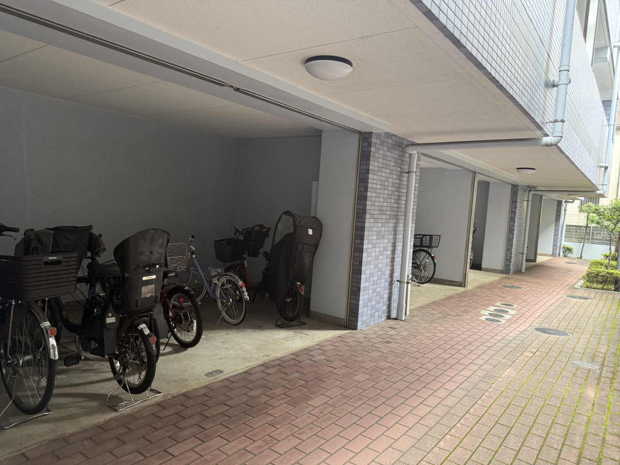 【駐輪場】敷地内の大きな屋根で覆われた駐輪場です。雨に濡れにくい構造です。利用料金等はお問い合わせください。