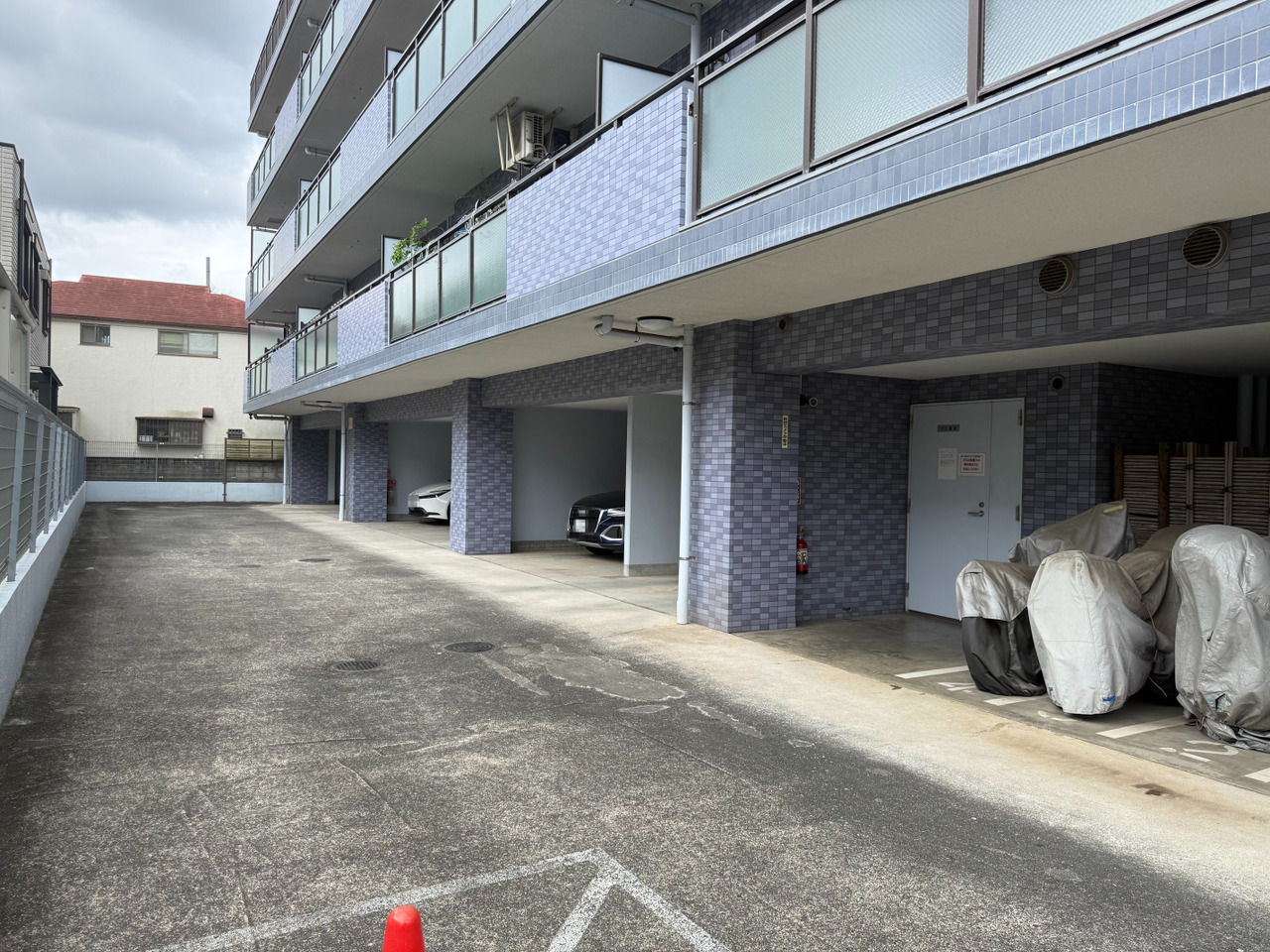 【駐車場・バイク置き場】敷地内駐車場とバイク置き場の様子です。空き状況は変動いたしますので、随時お問い合わせください。